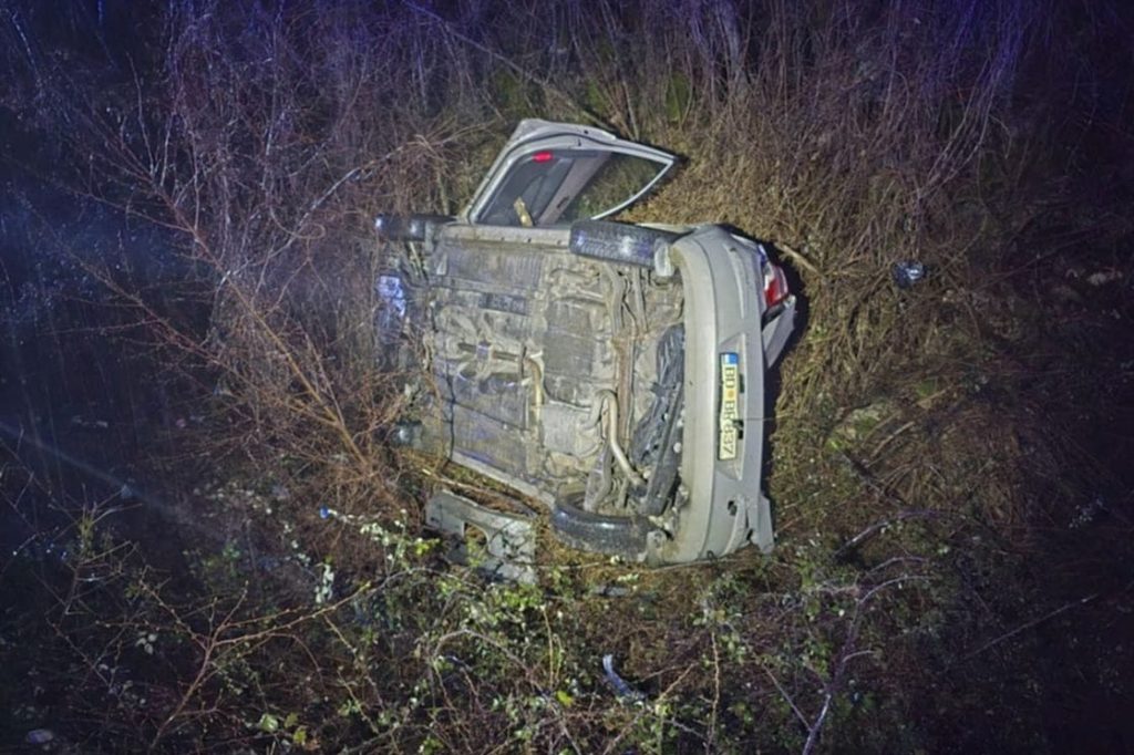 Udes na putnom pravcu Cetinje – Budva: Vozilo sletjelo sa puta