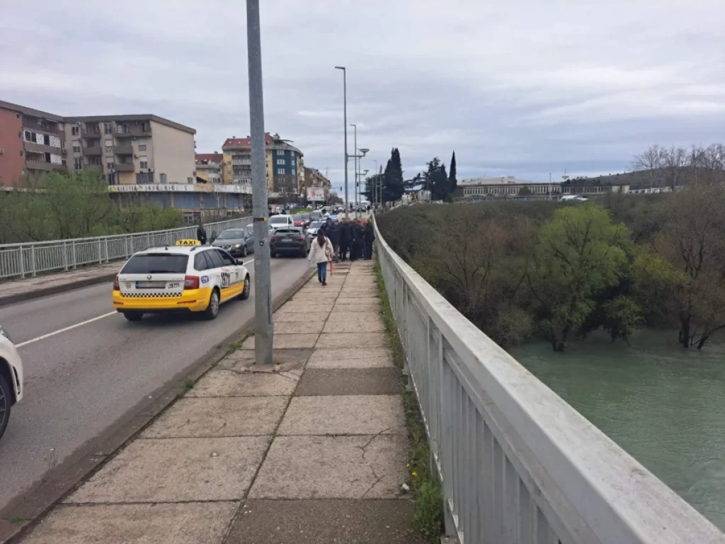 Na Krivom mostu u Podgorici: Građani spriječili muškarca da izvrši samoubistvo
