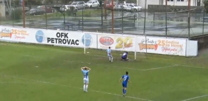 Komedija sa crnogorskih terena: Lopta stala u blatu na gol-liniji, spriječen pogodak (VIDEO)