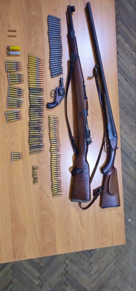 Kod Nikšićanina pronađeni revolver i puške u ilegalnom posjedu