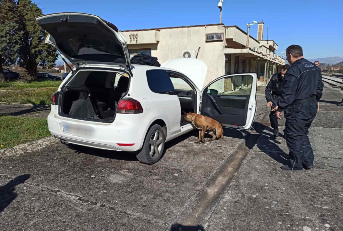 policija pretres kola