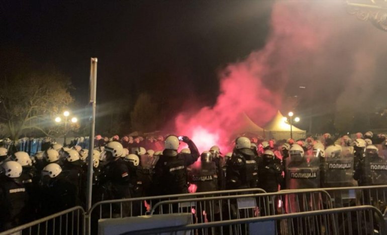 Još traje protest u Beogradu: Studenti se ogradili, tenzije na vrhuncu, dvojica privedenih, ali još uvijek bez većih incidenata
