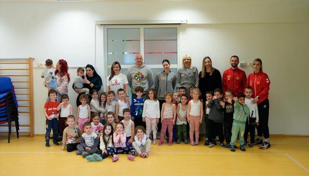 Posjeta reprezentativki: Više od 400 mališana iz JPU „Đina Vrbica“ učestvovalo u projektu „Rukometić“