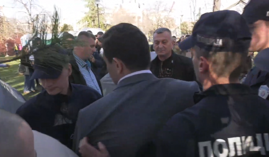 (VIDEO) Tenzije na protestu u Pionirskom parku: Novinar Nemanja Šarović provocirao studente u šatorima pa priveden!