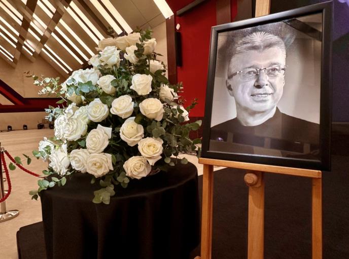 Počela komemoracija Saši Popoviću: Državni vrh stigao, u sali muk; Premijer u ostavci, ministar i čitava estrada u Sava centru pored Suzane