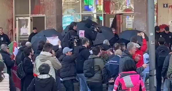 Tuča ispred beogradske Skupštine: Opozicija sasula suzavac, farbu, noževe i jaja na obezbjeđenje, sijevale i pesnice!