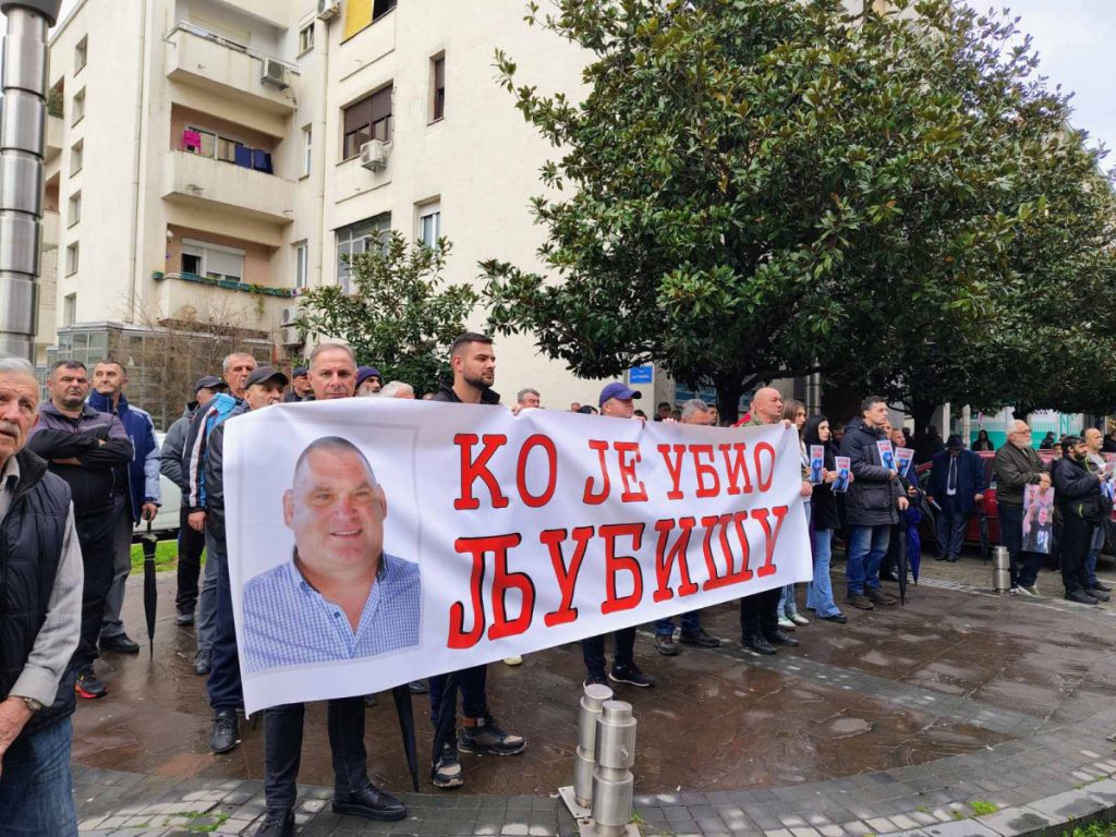 Porodica i prijatelji ubijenog Ljubiše Mrdaka protestvovali ispred Višeg suda u Podgorici: Predali zahtjeve nadležnima