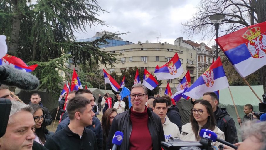 Tajkunski mediji optužuju Vučića za kopiranje blokadera, a zapravo su blokaderi kopirali Vučićeve pristalice!