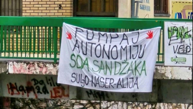 Dio studentskih „pumpadžija“ bi malo da separatiše: U Novom Pazaru osvanuo transparent – Pumpaj autonomiju SDA Sandžaka!