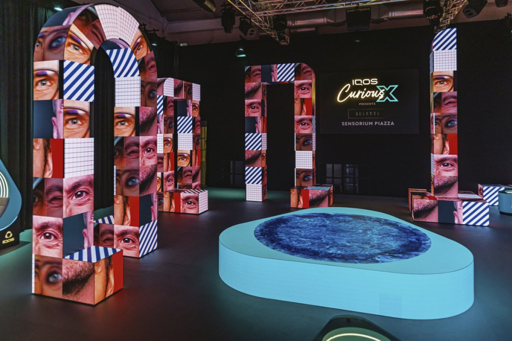 IQOS u saradnji sa italijanskim dizajnerskim brendom SELETTI predstavio instalaciju „Curious X: Sensorium Piazza“