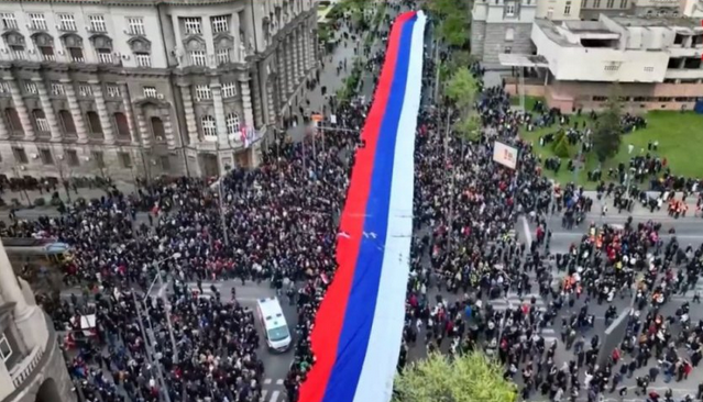 Vučić sa narodom razvio najveću srpsku trobojku ikada: Grdno su se prevarili oni koji su mislili da je moguće srušiti Srbiju