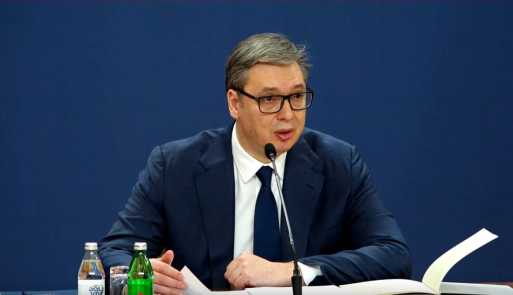 „NE ODSTUPAM OD BORBE ZA NAJVEĆI NAPREDAK NAŠE ZEMLJE U ISTORIJI“ Vučić sumirao svoju radnu nedelju: Od najvećeg je značaja za našu zemlju da sačuva mir (VIDEO)
