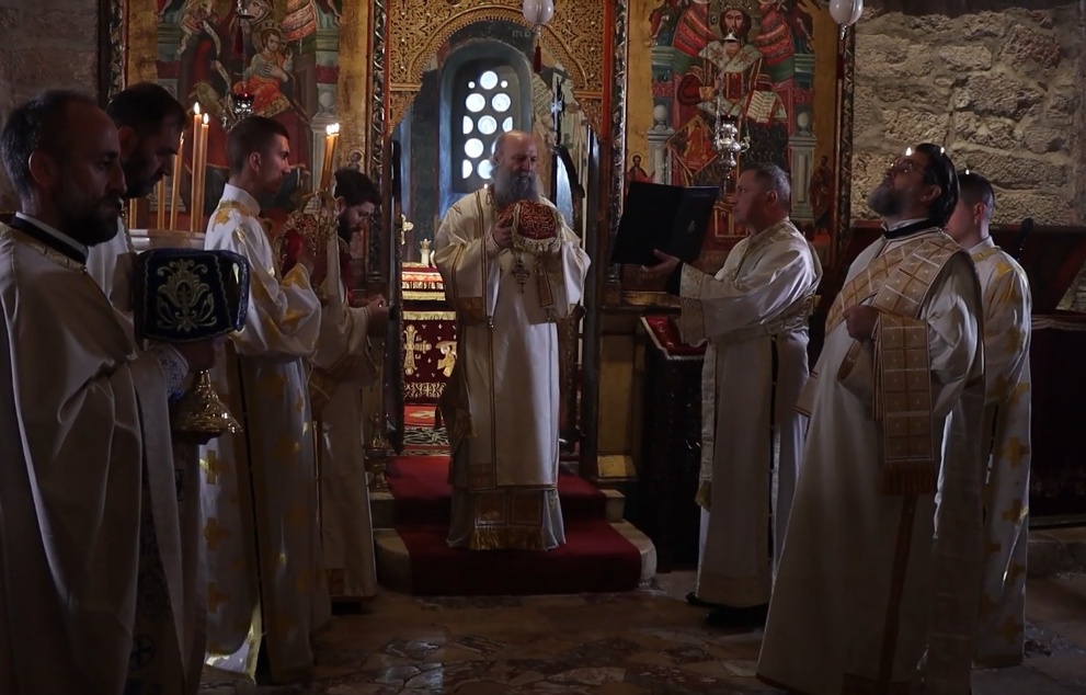 Patrijarh Porfirije služio liturgiju u Pećkoj patrijaršiji: Mir Božji među svim ljudima i narodima!