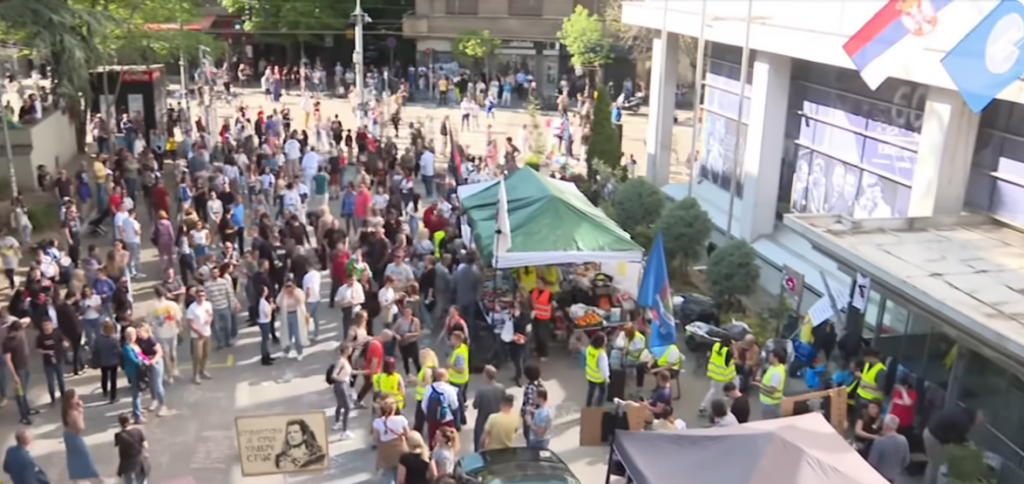 Ne varajte javnost neistinama: Na Vidovdan 28. juna ne protestuju studenti jer su oni taj status izgubili jer 7 mjeseci ne idu na fakultet! Protestuju nezaposlena lica- politički aktivisti bez studentskog statusa!