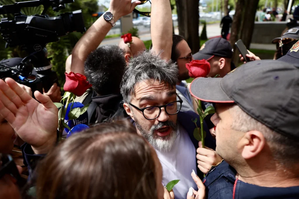Protest ispred Skupštine, Ćalović Marković: „Poslanici, imali ste nekad kičmu, je li moguće da vam se od fotelja iskrivila“