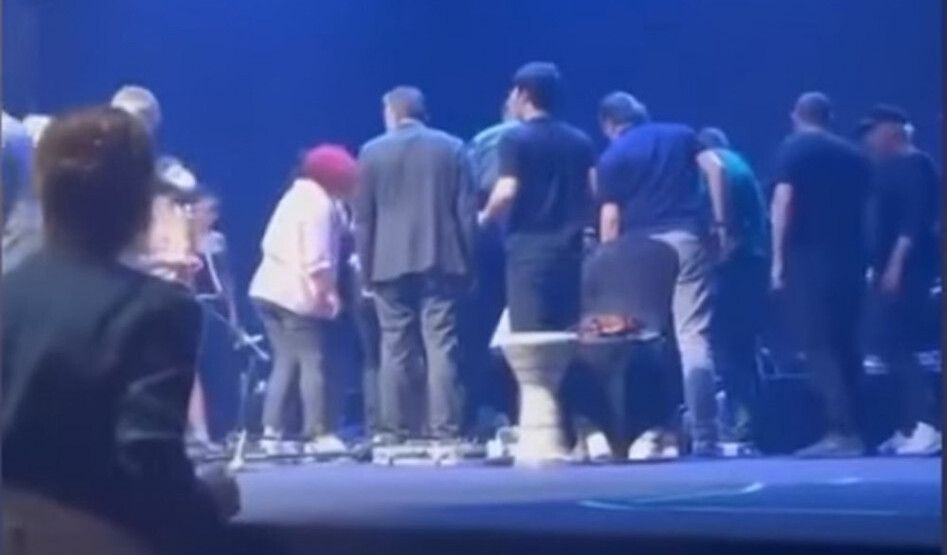 Poznati pjevač srušio se na bini, preminuo usred koncerta