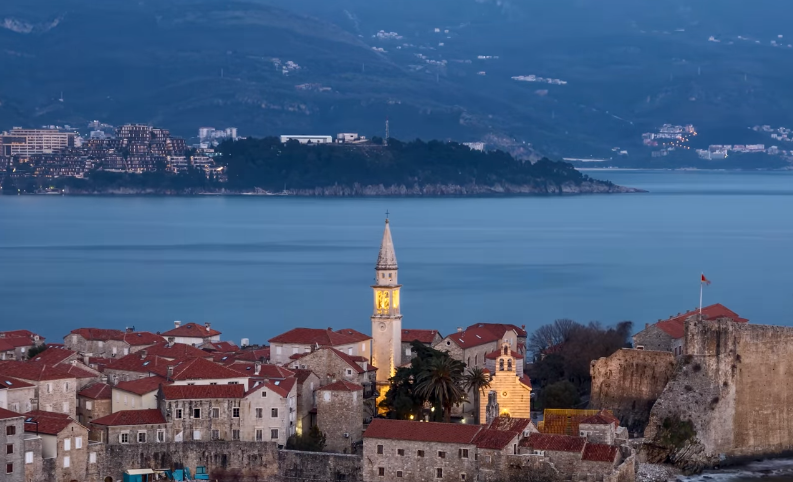 Za budućnost Budve pita članove Budva naš grad: Danijel Živković ponosno u Skupštini izjavljuje da se DPS vratio na vlast u Budvi – šta ste to dozvolili?