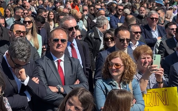 PES kritikuje ministre iz DNP-a, ali prećutkuje Fatmira Đeku koji protestuje u Ulcinju – politički dvostruki standardi?