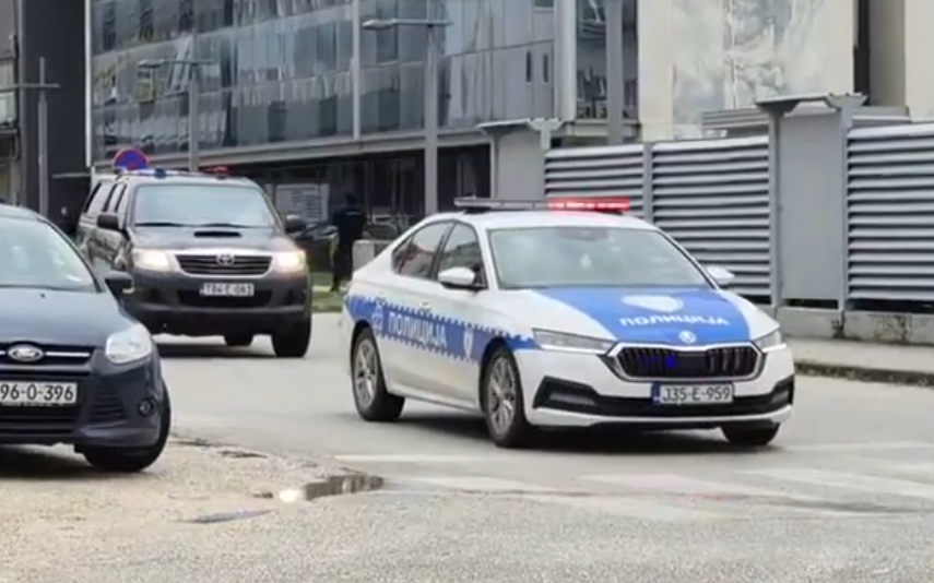 (VIDEO) I dalje tenzično u Sarajevu: Veliki broj policajaca i dalje na ulicama, Dodik napustio zgradu Vlade i pokazao tri prsta!