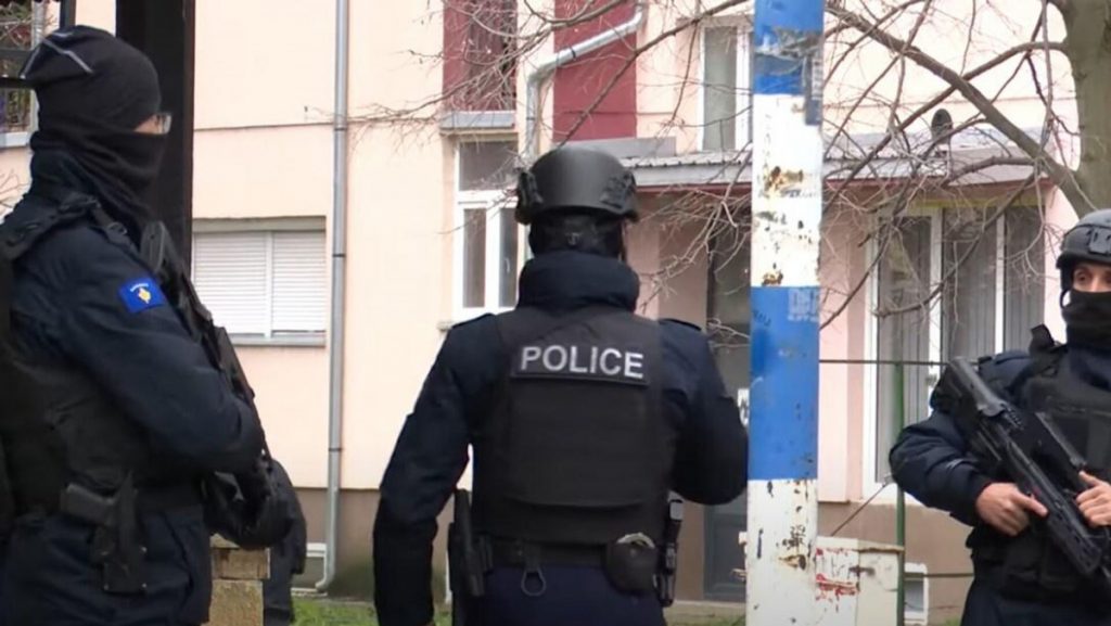 Roditelji sa djecom na protestu ispred Sportske hale u Sjevernoj Mitrovici