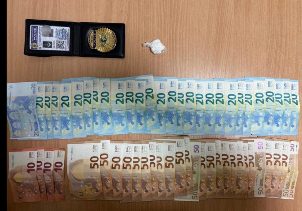 Pretresi u Nikšiću: Oduzeta policijska legitimacija, oružje, kokain, novac…