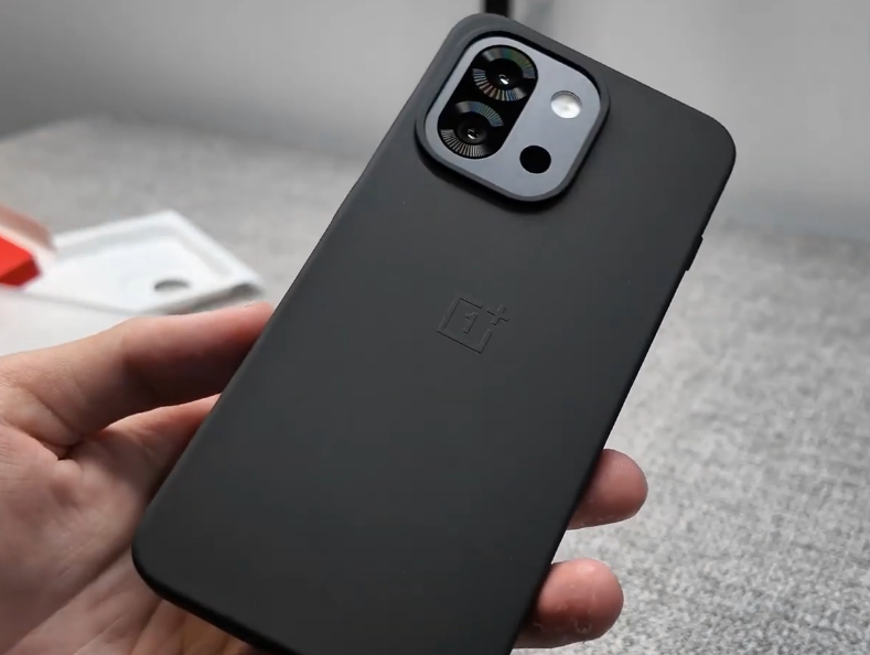 Mali OnePlus 13T može da se pohvali velikom baterijom (Video)