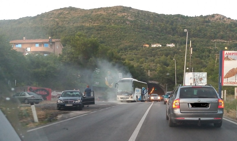 Zatvoren saobraćaj u tunelu Vrmac zbog požara na vozilu