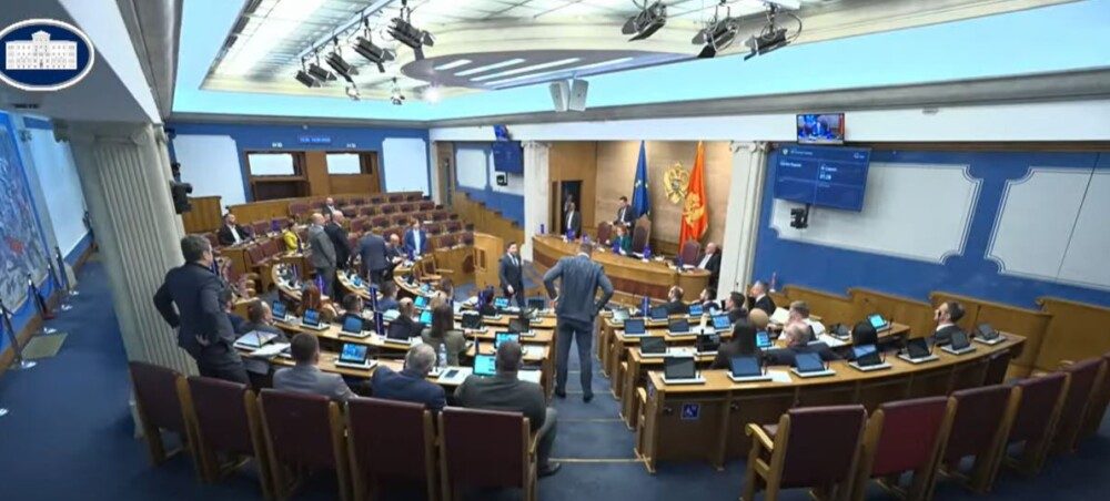 Prekinuta Skupština, došlo do incidenta između Abazovića i Čarapića: Poslanica PES-a vikala na lidera URE “Ostavi ga, ostavi ga”