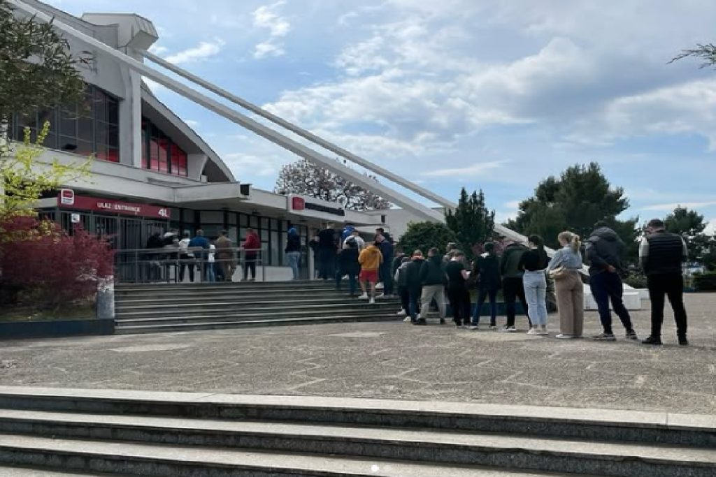 Redovi na šalterima „Morače“ pred dolazak Partizana