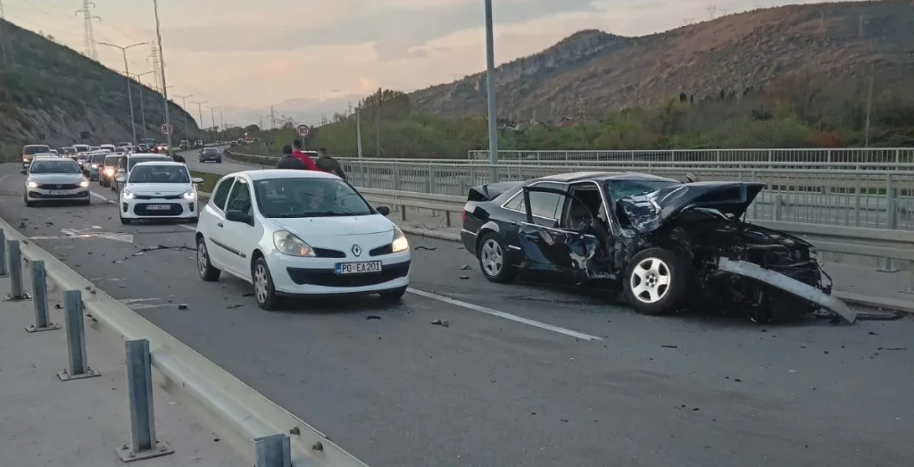 Udes na putu Danilovgrad – Podgorica: Automobil smrskan, kombi izletio sa kolovoza