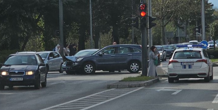 Saobraćajna nezgoda u Podgorici: Sudarila se dva automobila
