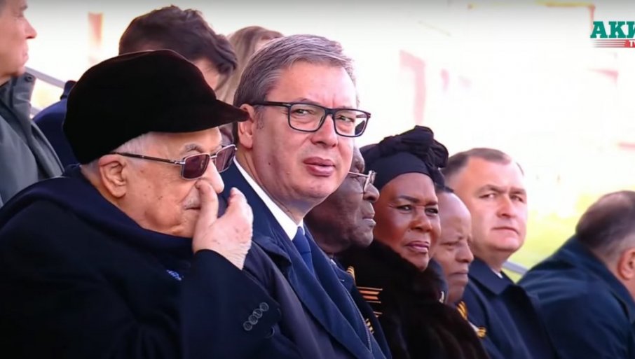 Na ponos Srbiji: Predsjednik Vučić iz prvog reda prati Paradu pobjede