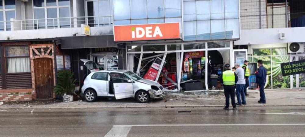 Stradala Baranka u Sutomoru: Izgubila kontrolu nad vozilom i „uletjela“ u market