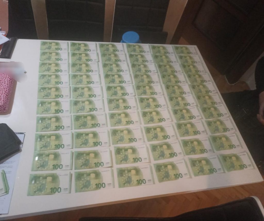 Bar: Policija zaplijenila veliku količinu cigareta i preko 25.000 evra, uhapšena jedna osoba! (FOTO)