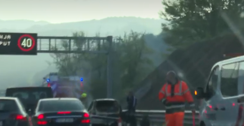 Na autoputu se zapalilo vozilo, nije bilo povrijeđenih