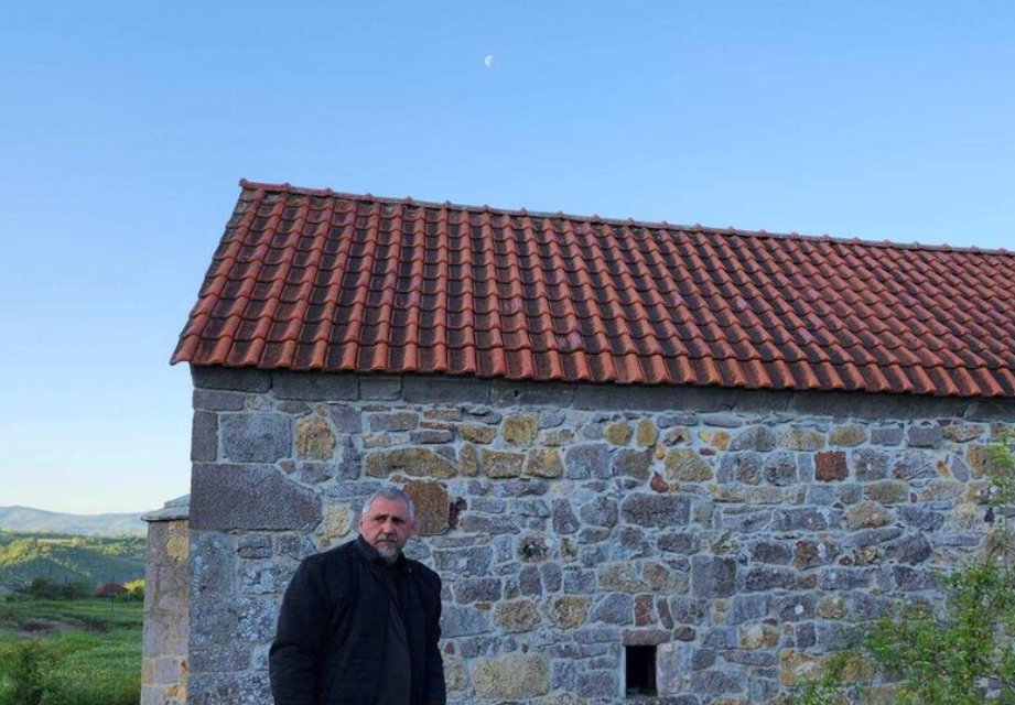 Lažni sveštenik ne miruje: „Episkop kosovski” ponovo provalio u crkvu i održao „obred”