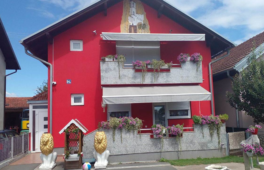 Kuća u Gradišci postala hit: Na fasadi Ostrog, u dvorištu lavovi (FOTO)