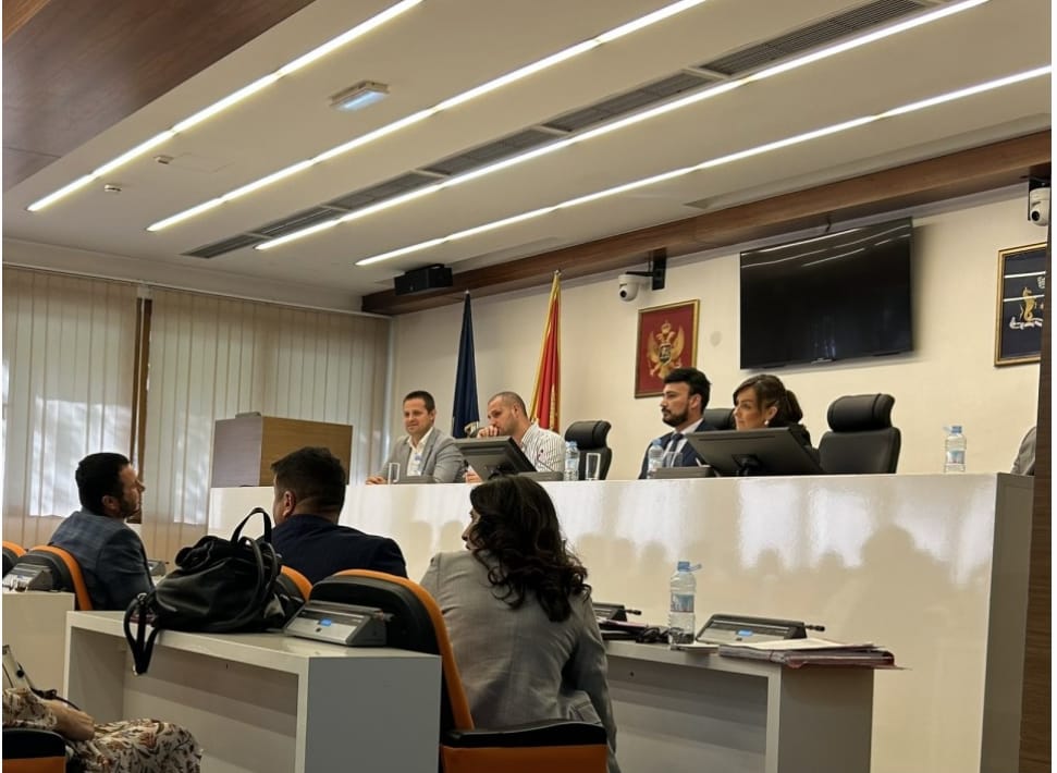 SKANDALOZNO; Jovanović vrijeđao vlasnike lokala i prijetio stanovnicima Starog grada Budva: Mještanka vrijeđana zbog ekavice, tvrdi da je ubačeni element iz Srbije koji je došao da remeti rad!