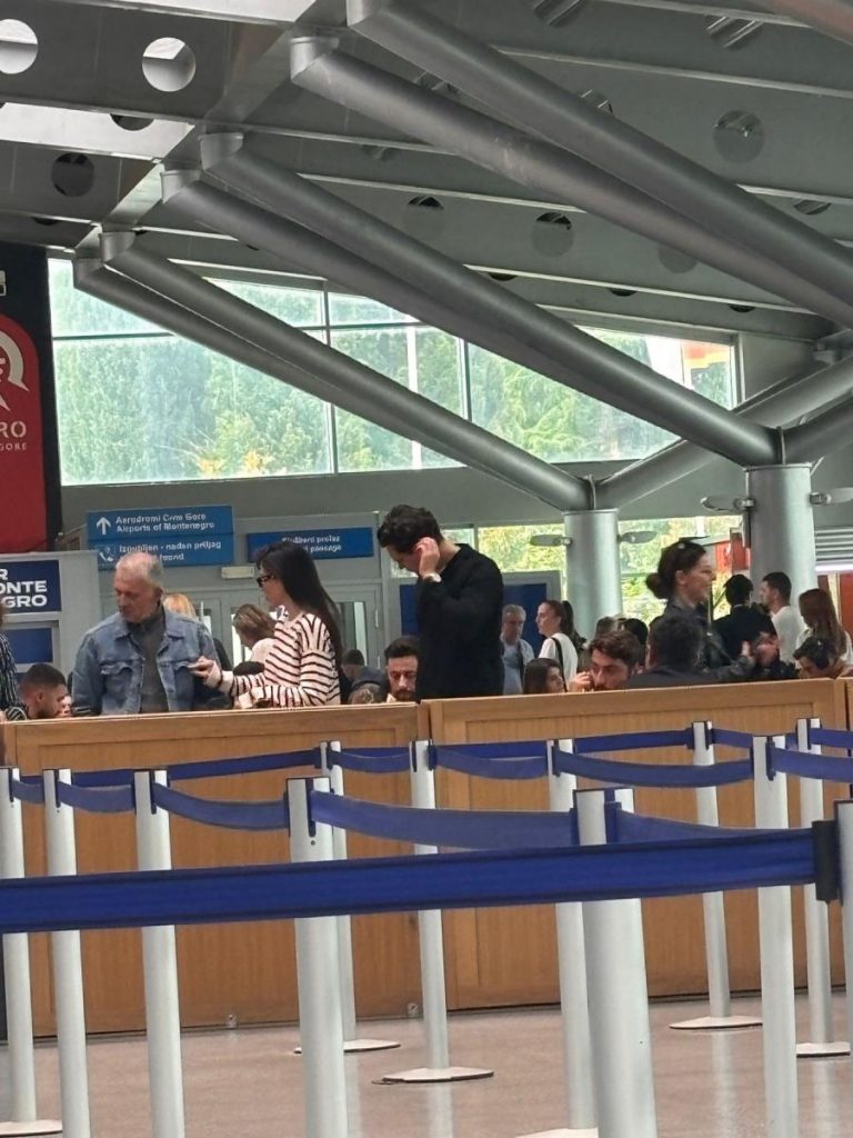 Biković konačno s porodicom u javnosti: Glumac sa suprugom i sinom u Podgorici na aerodromu