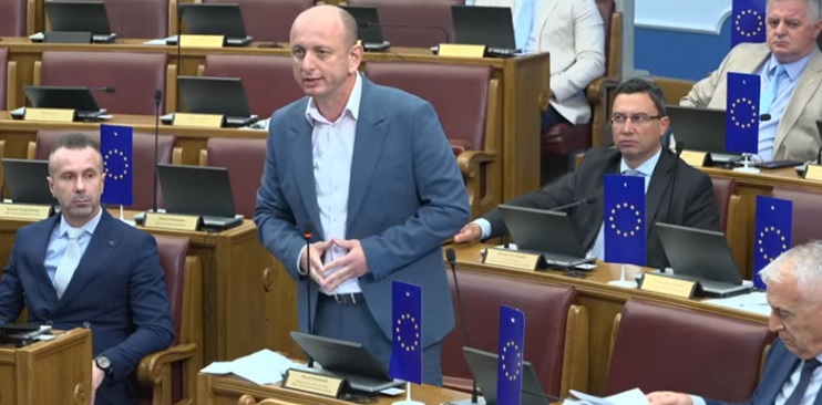 (VIDEO) Knežević poručio Tomislavu Sokolu: Sokole, sokoliću, odbij se od mene, nisi moj tip, ja volim žene