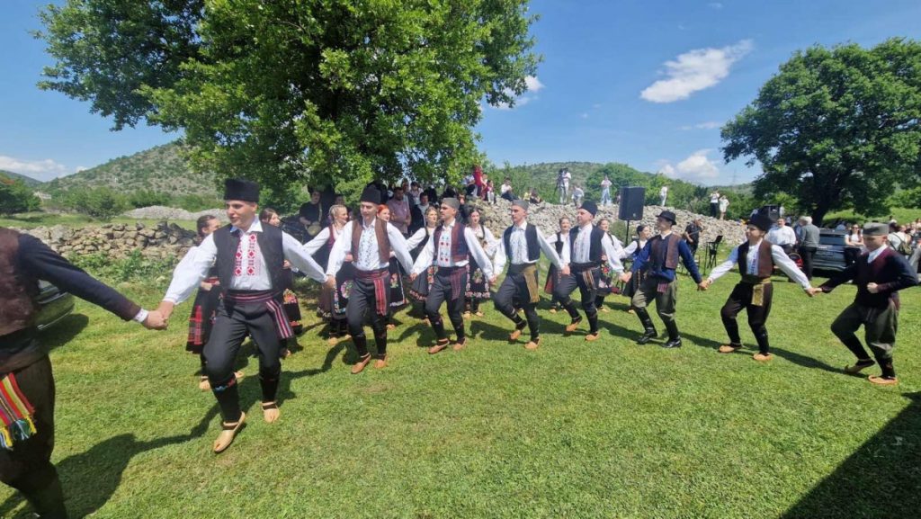 Skandal bez presedana: Kolumnista Brano Mandić SPC naziva „okupatorskom crkvom“, a srbijansko kolo „gadlukom“!