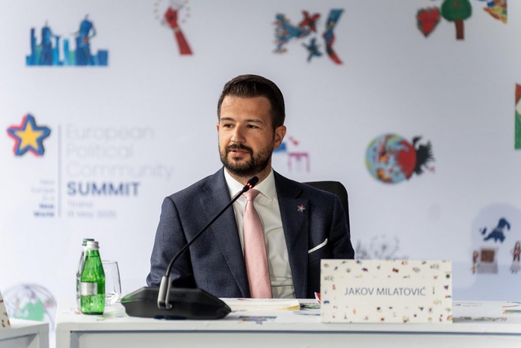 ODNAROĐENI I SAMI SEBI DOVOLJNI