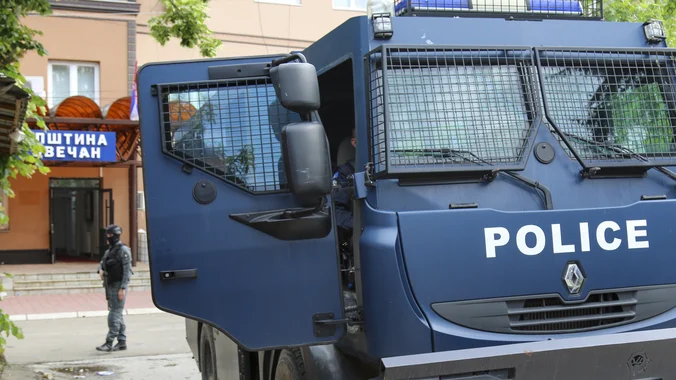 Kurti ne da Srbima mira ni na Spasovdan: Na pošti u Prilužju postavljena tabla lažne države