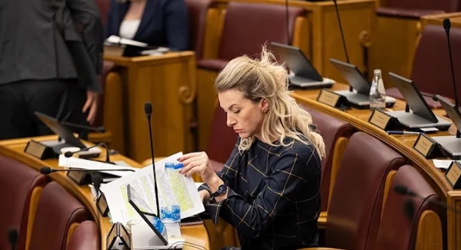 Strujić Harbić: Da slučajna poslanica Pejović ima principe, dala bi ostavku na funkciju koju je dobila zahvaljući onima koje danas napada
