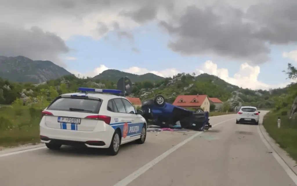 Automobil završio na krovu