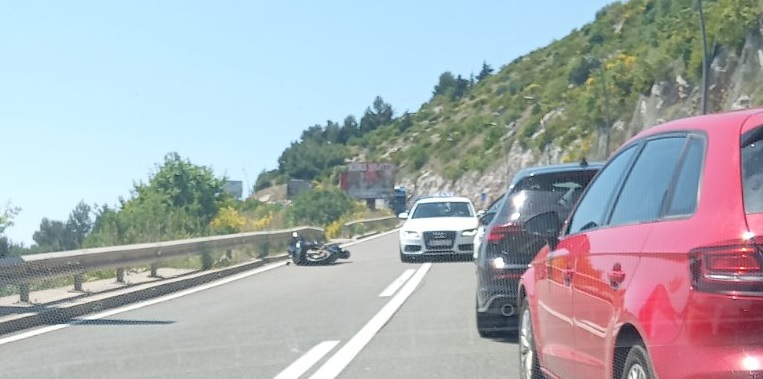 Sudar motora na Jadranskoj magistrali: Povrijeđene dvije osobe, transportovane u Kilinički centar