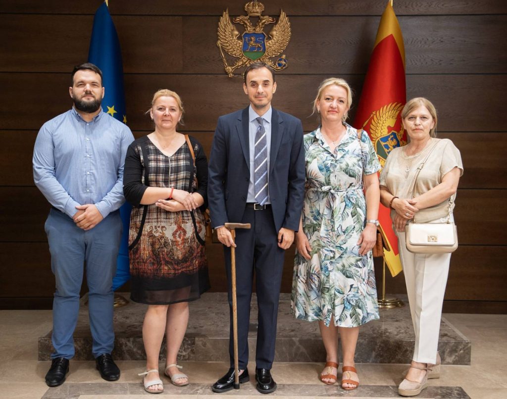 Studentski teatar oduševio korisnike JU „Kakaricka gora“ satiričnom komedijom