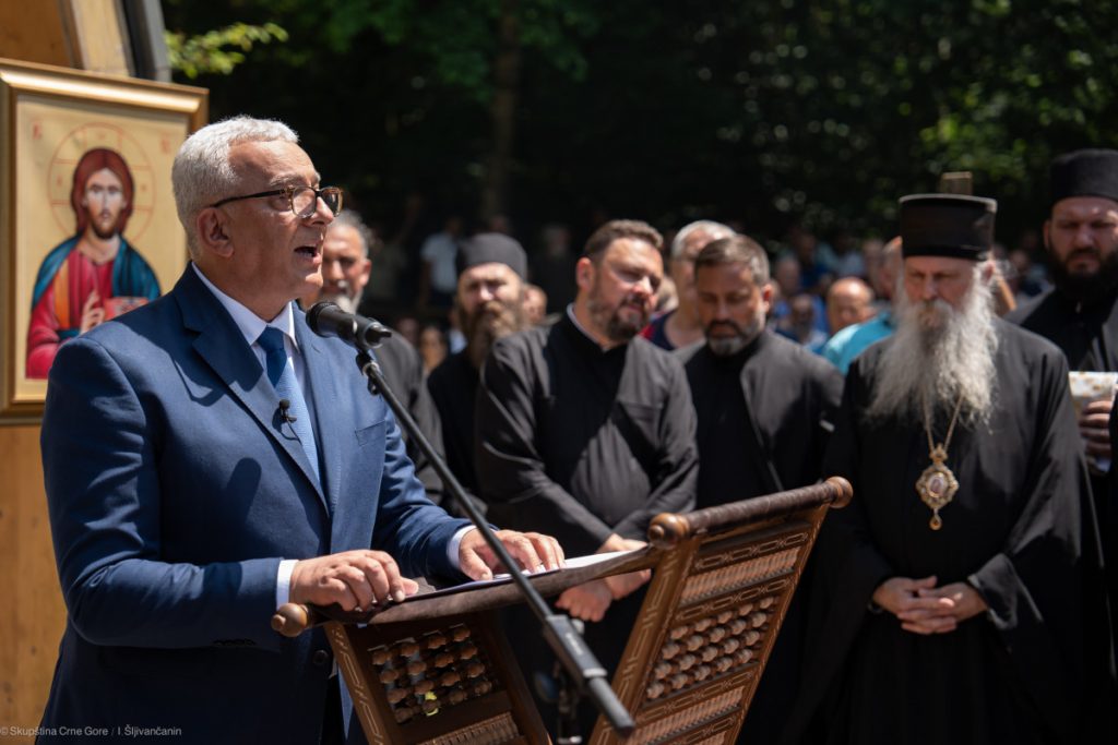 (FOTO/VIDEO) Državni funkcioneri Crne Gore prvi put odali počast stradalima u Sloveniji; Mandić: Zemlja je prekrila lica i ubijenima i ubicama, a Božiji sud je veliki; Tražimo samo da niko više ne strada i da se iscijeli teška istorijska rana!