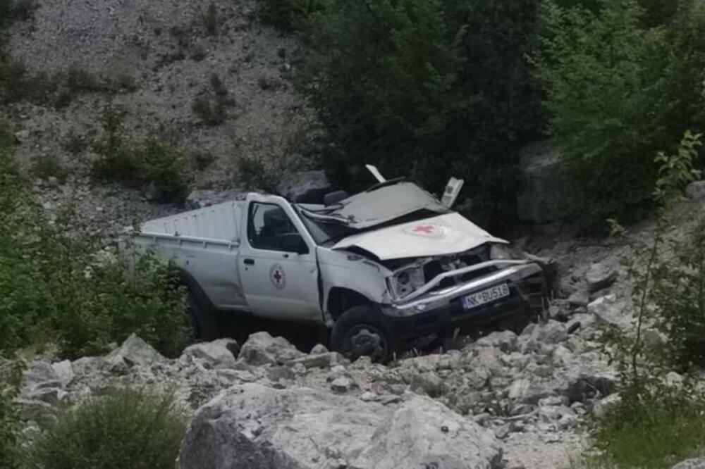Nesreća na putu Nikšić – Žabljak: Vozilo sletjelo u provaliju, jedna osoba teže povrijeđena