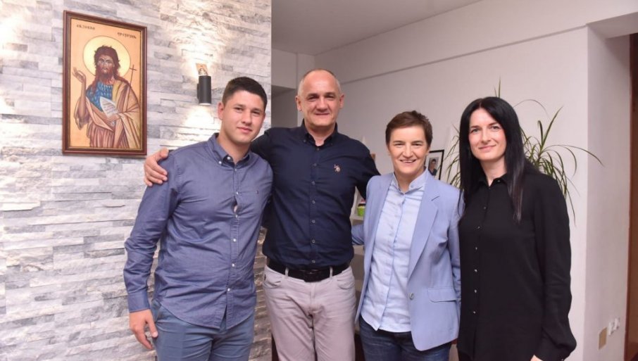 Brnabić sa Milošem Pavlovićem i njegovom porodicom: Sigurna sam da im nije nimalo lako vidjeti sve užase koje je preživio